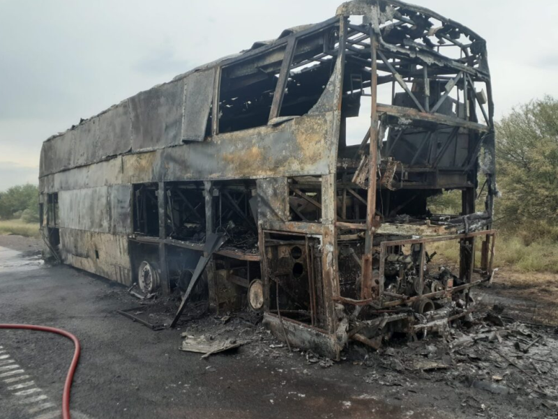 Un colectivo se incendió en la ruta 7 y quedó totalmente calcinado