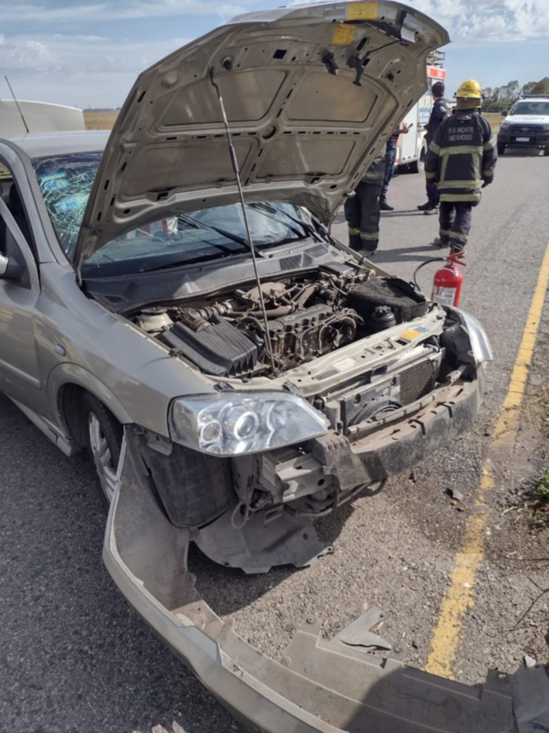 Hospitalizaron a dos personas tras un choque en el ingreso a Monte Hermoso