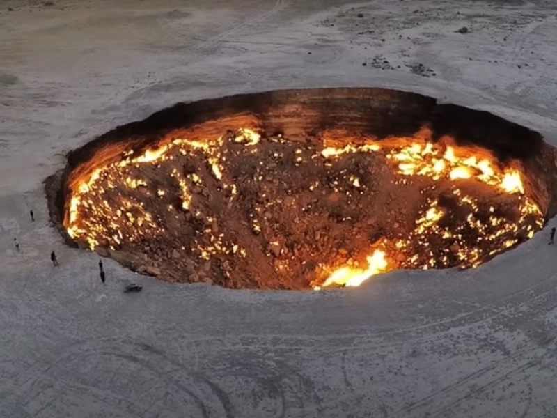 Videos: Turkmenistán ordenó cerrar la Puerta del infierno que arde desde 50 años