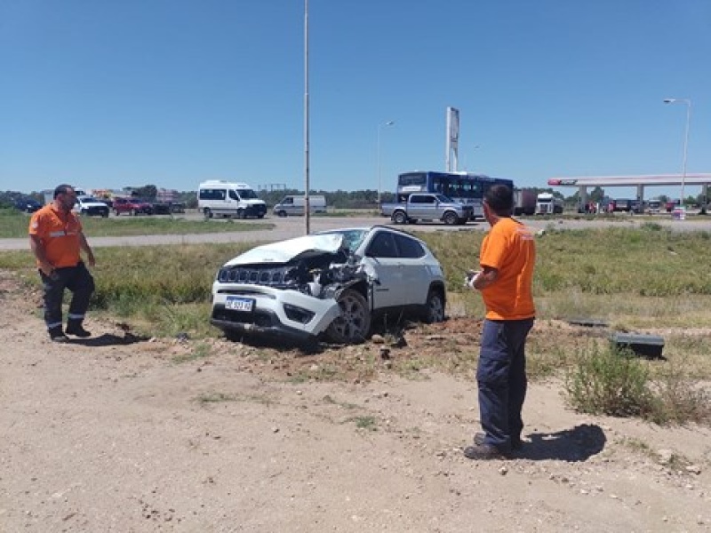 Fuerte choque en la Ruta 33: una camioneta embistió la parte trasera de un colectivo