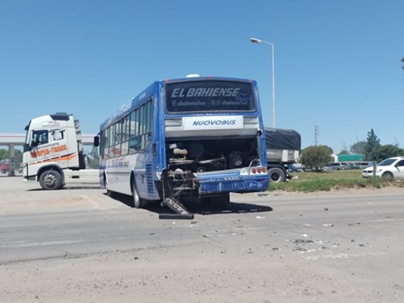 Fuerte choque en la Ruta 33: una camioneta embistió la parte trasera de un colectivo