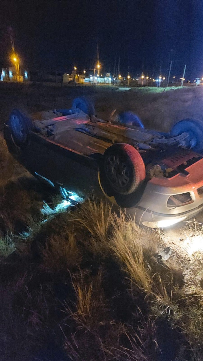 Manejaba alcoholizado y volcó: en el auto iban 14 personas