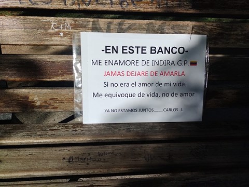 El triste cartel de un enamorado en un banco de una plaza