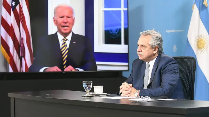 Alberto Fernández y Joseph Biden durante la conferencia sobre la democracia en el mundo que organizó la Casa Blanca