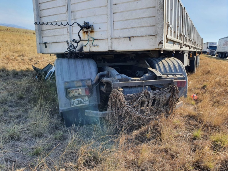 Ruta 51: un camión chocó de atrás a un auto cerca de Cabildo