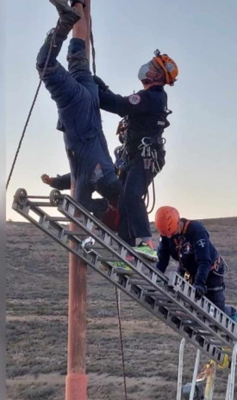 Rescatitas bajan al ladrón que se electrocutó cuando intentó robar cables de alta tensión, en Chubut.