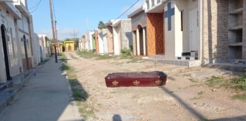 El cajón tirado en medio de una de las calles del cementerio. Sucedió en Córdoba