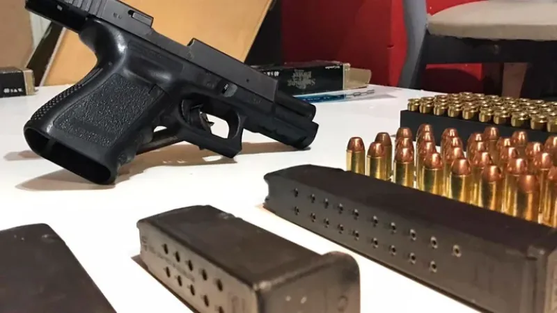 Allanamiento: la Glock limada secuestrada al ”Paisa”.