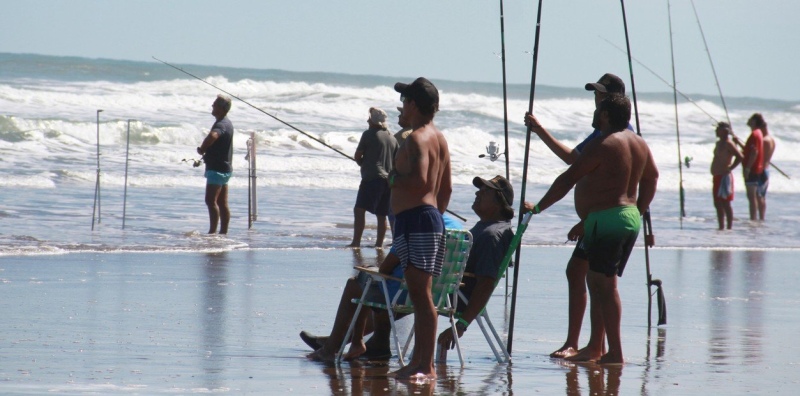 Pescadores en competencia por un premio millonario en Claromecó. Foto gentileza La Voz del Pueblo