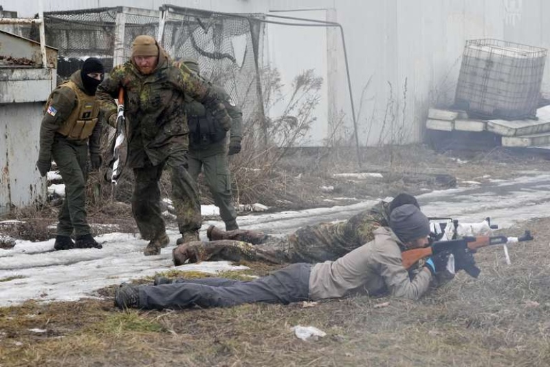 Un instructor durante un entrenamiento de civiles en Kiev, Ucrania, el sábado 19 de febrero de 2022. 