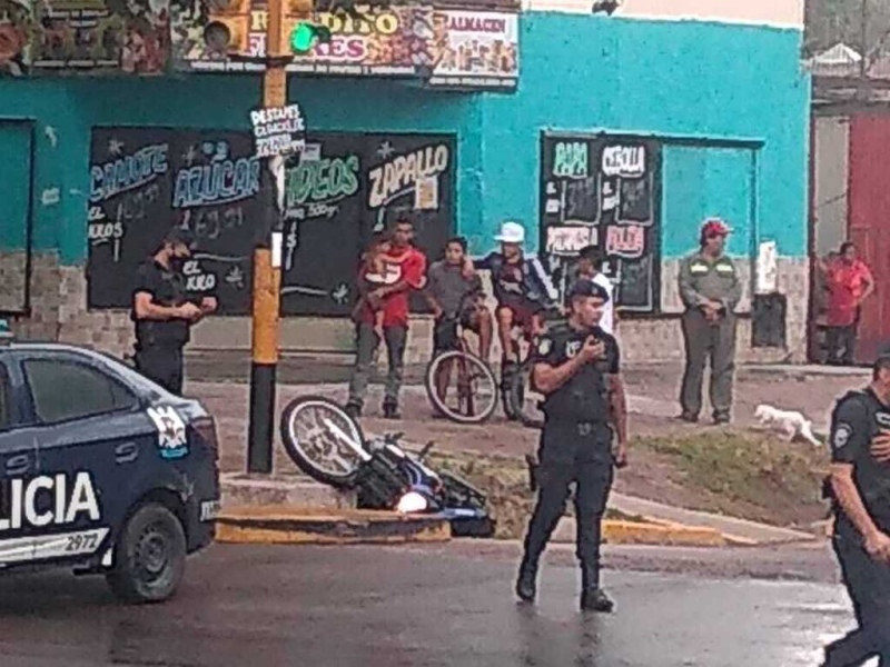 En fotos: escapaba de la policía en una moto robada, chocó con un taxi y murió