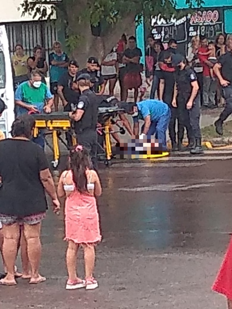 En fotos: escapaba de la policía en una moto robada, chocó con un taxi y murió