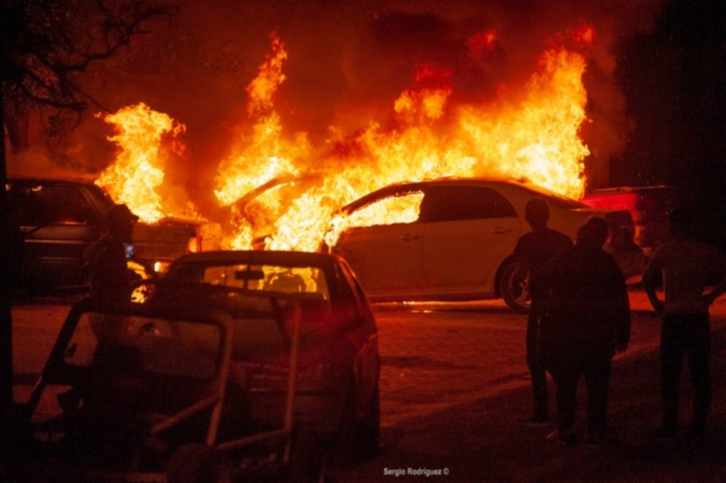 Monte Hermoso: se prendieron fuego 4 autos en un estacionamiento