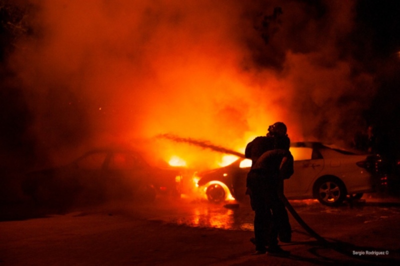 Monte Hermoso: se prendieron fuego 4 autos en un estacionamiento