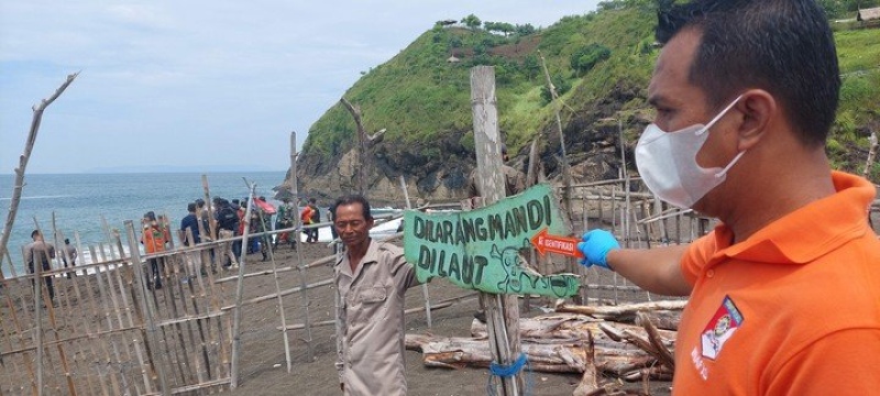 En las playas de Indonesia, uno de los carteles que advierte sobre no meterse al mar por la fuerza y altura de las olas.