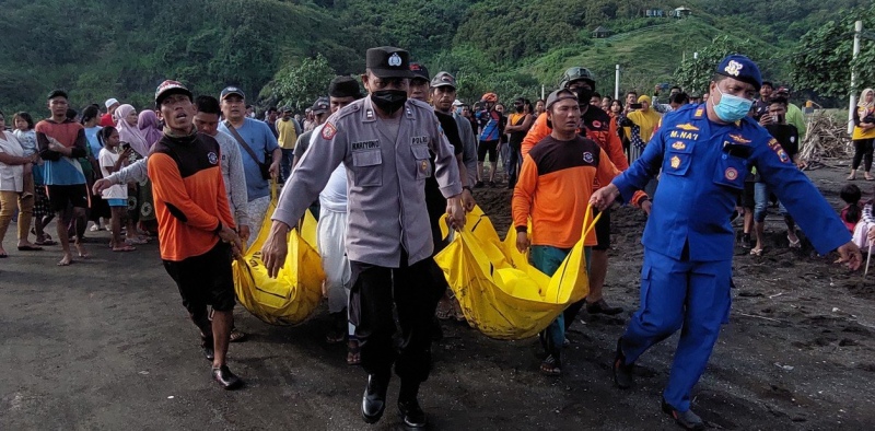 Al menos 10 cuerpos fueron rescatados sin vida en Indonesia tras ser arrastrados por el mar