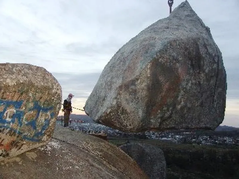 La réplica de la piedra movediza de Tandil