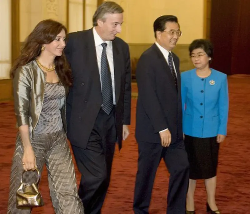 Néstor Kirchner y su esposa son recibidos por el presidente de China Hu Jintao y su mujer, Liu Yongping, en Beijing durante la visita del presidente argentino, el 28 de junio de 2004 