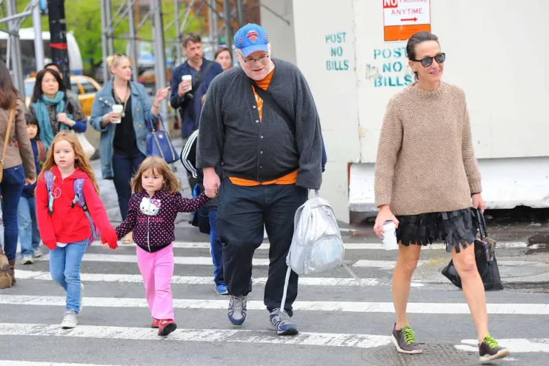  Era un padre todoterreno y que se desvelaba por sus hijos. En la foto con sus dos niñas (falta Cooper) Willa y Tallulah en el West Village de Nueva York