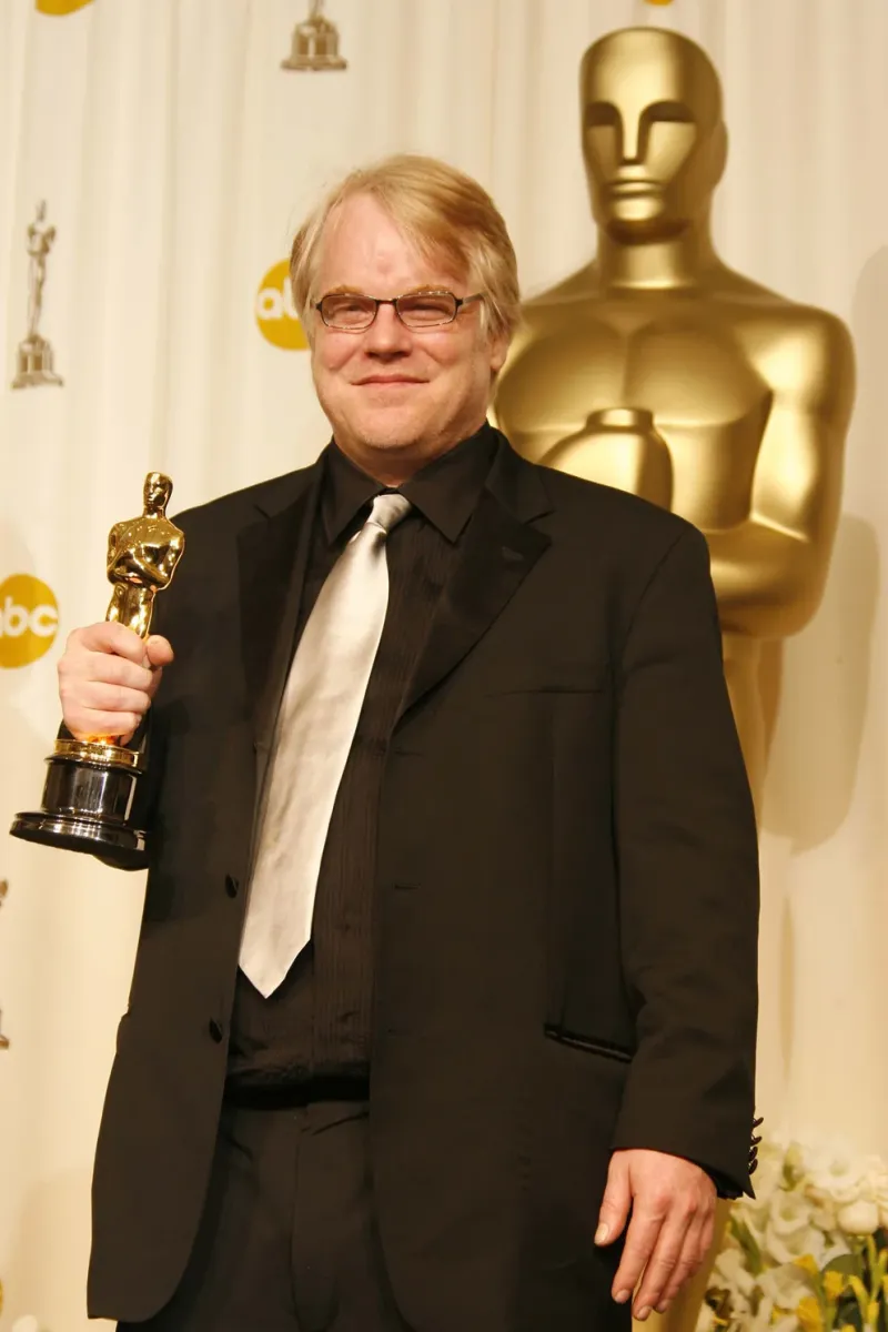  Philip Seymour Hoffman, con su Oscar como Mejor Actor por la película ”Capote”