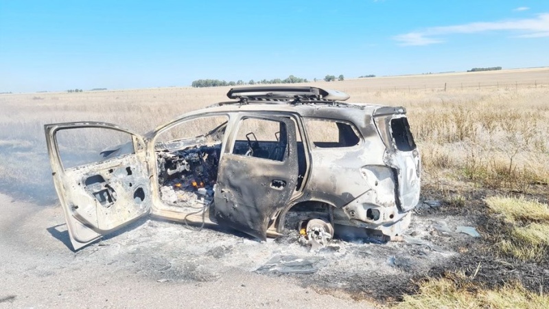 Viajaba por la ruta y se le prendió fuego el auto en cercanías a Pringles