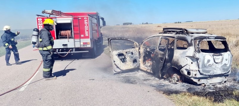 Viajaba por la ruta y se le prendió fuego el auto en cercanías a Pringles