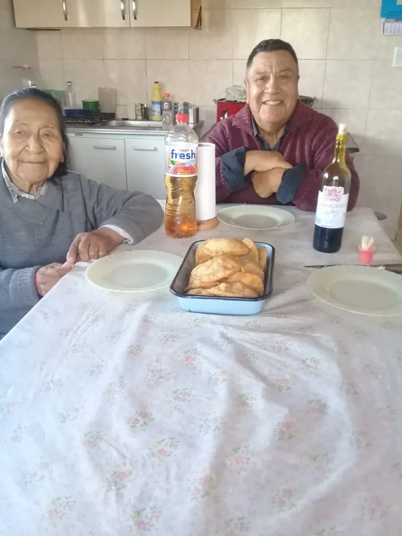 Las empanadas de ”La vieja” a la que llamaba en el comercial: Sabino con su mamá, Sabina Huentelaf, que tiene 94 años, superó al COVID y vive en Colán Conhué