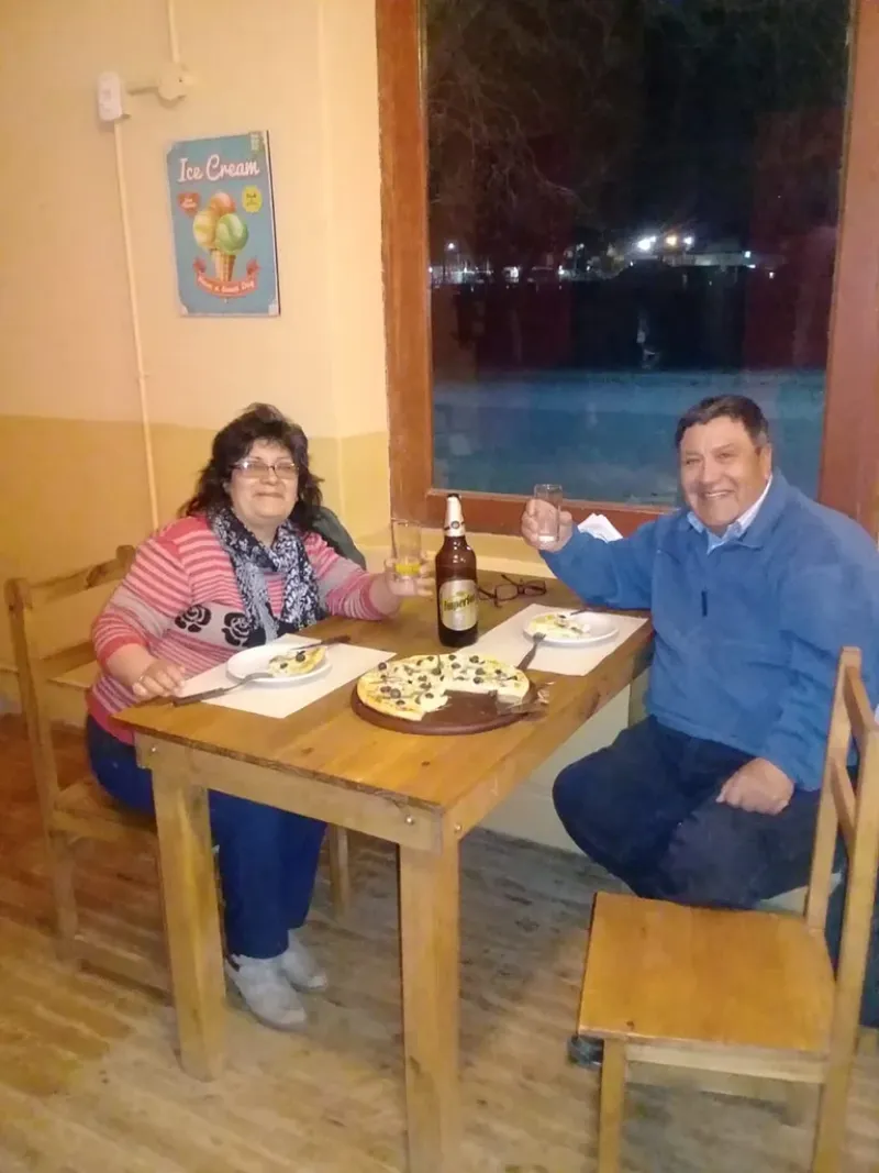 Una pizza con su esposa desde hace 45 años, Juana Clorinda Aliante, en Ingeniero Jacobacci