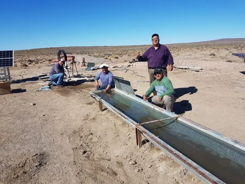 Sabino, de camisa violeta, la semana pasada, cuando instaló una bomba solar para extraer agua de la napa para sus animales