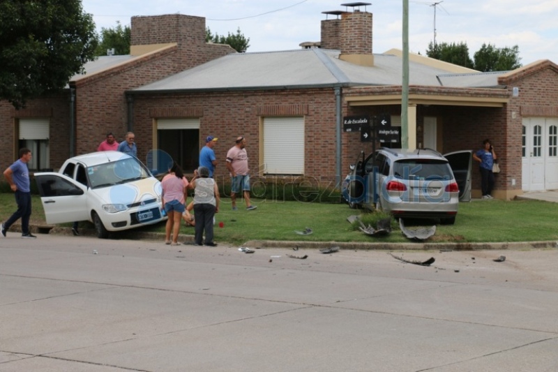 Una Surán chocó a gran velocidad contra un Palio y ambos autos terminaron sobre una vereda