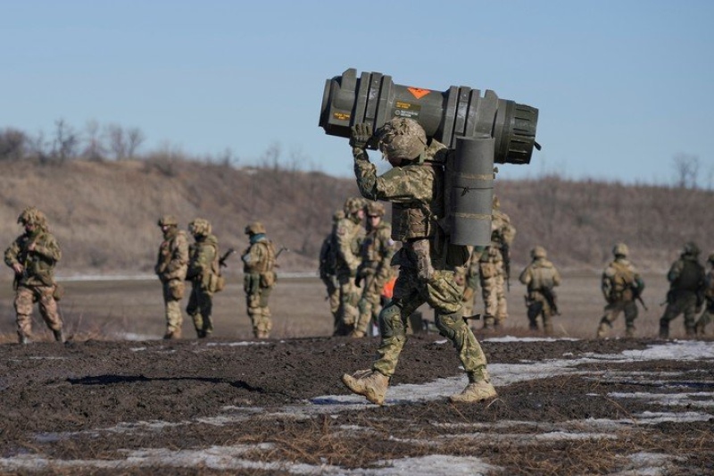 Un soldado ucraniano lleva un arma antitanques en un ejercicios en la región de Donetsk