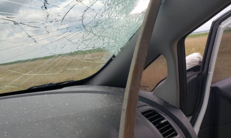 Viajaban por Ruta 3, pisaron una varilla de hierro y se les clavó en el parabrisas