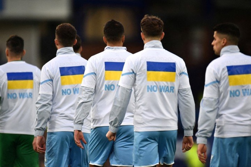 Los jugadores del City salieron con una bandera de Ucrania en sus camperas