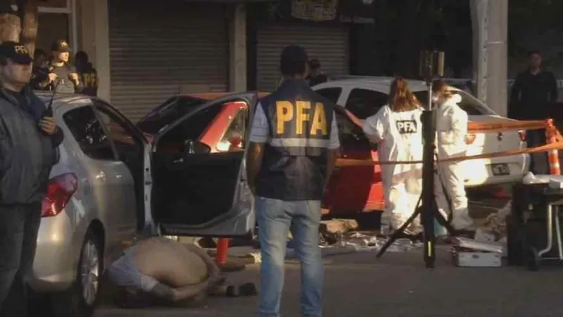 La Policía Federal realizando peritajes en el auto donde encontraron a la adolescente.