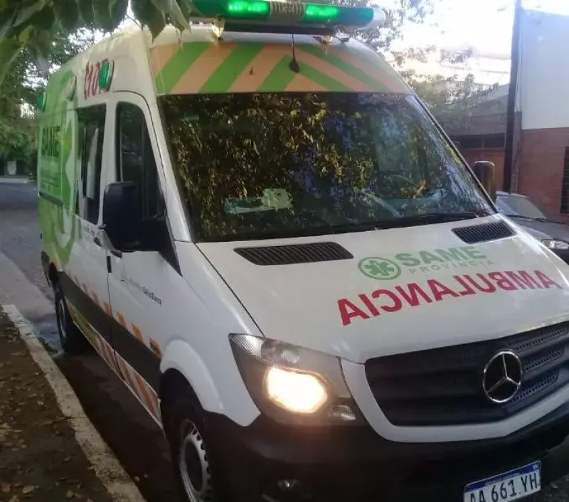 Bahía Blanca: Una motociclista chocó contra un cable de alta tensión que estaba en la calle y sufrió quemaduras en el rostro