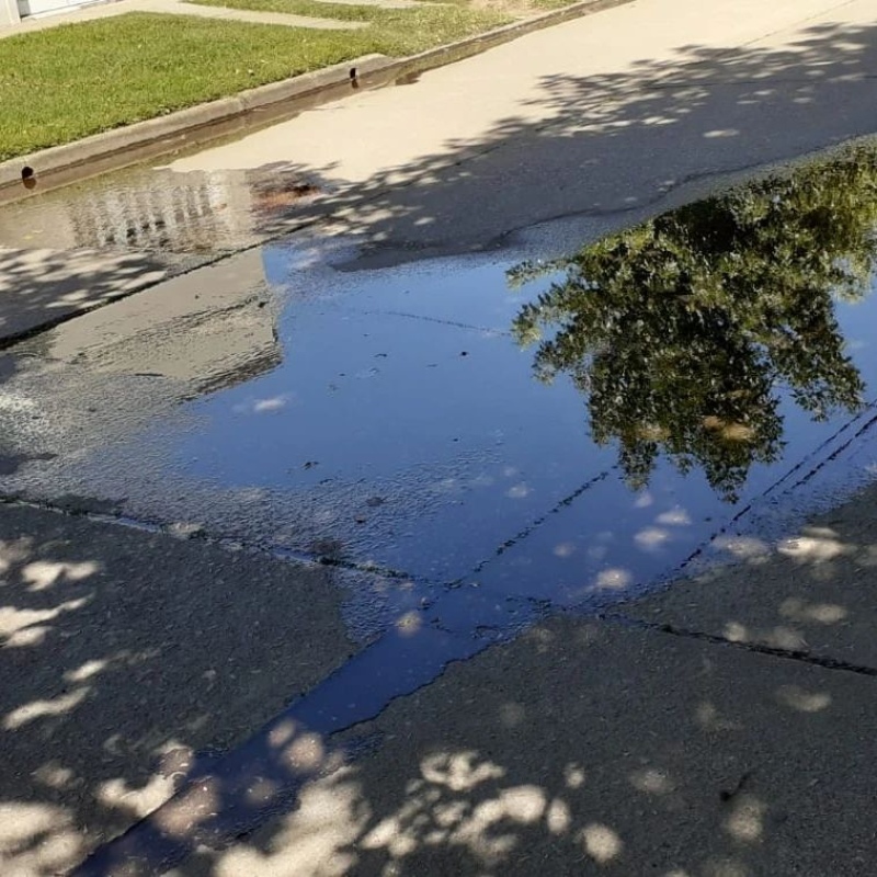 Queja por agua estancada en el Barrio Aramburu