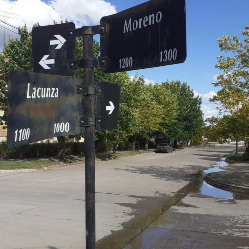 Queja por agua estancada en el Barrio Aramburu