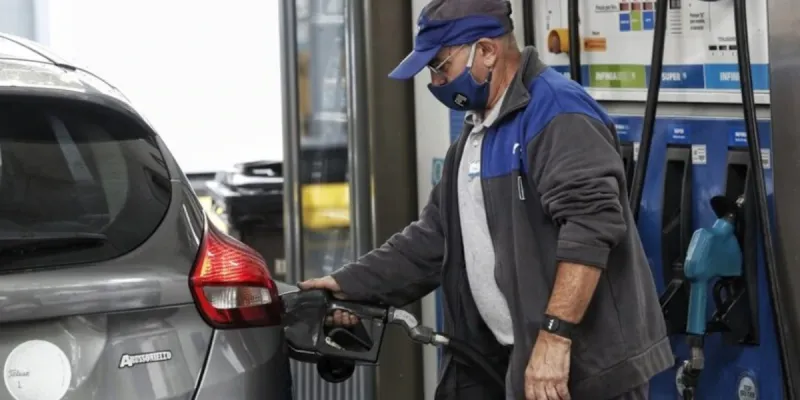 Uno de los motivos del aumento del combustible se debe al precio del petróleo.