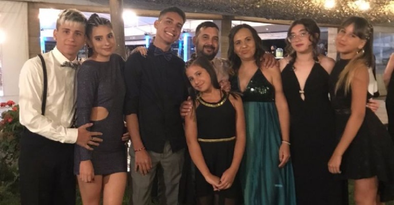 Mónica y su familia en el casamiento de Damián y Facundo