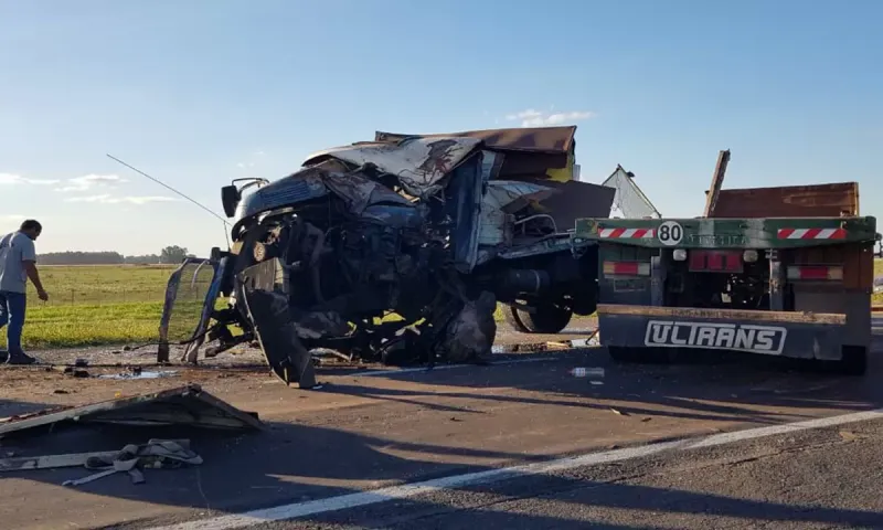 Dos heridos por fuerte choque entre camiones en la Ruta 3