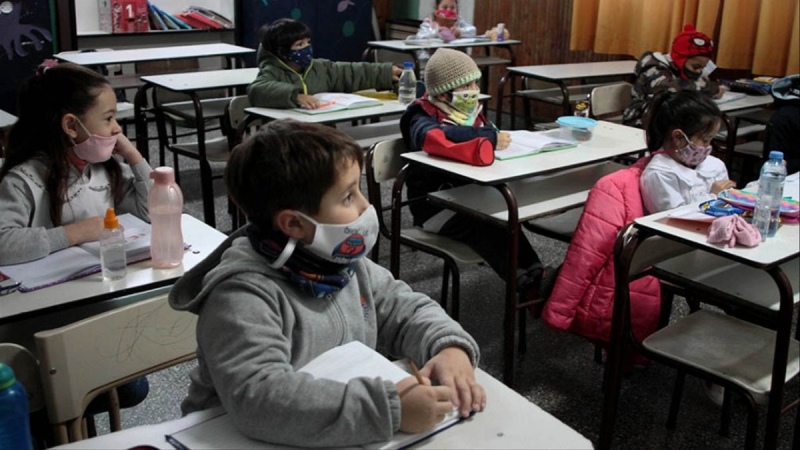 El barbijo seguirá siendo obligatorio en las aulas de la provincia de Buenos Aires