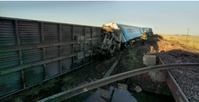 FOTOS Y VIDEO: Descarriló el tren de pasajeros que venía a Coronel Suárez