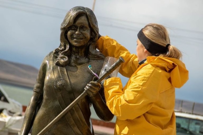 Voltean una estatua de Cristina Fernández de Kirchner en la cuna del kirchnerismo