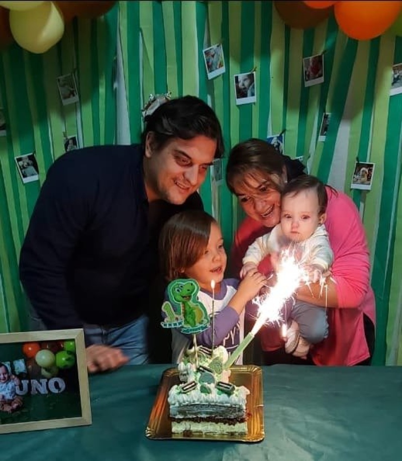 De celebración, con los papás y su primo Francisco.