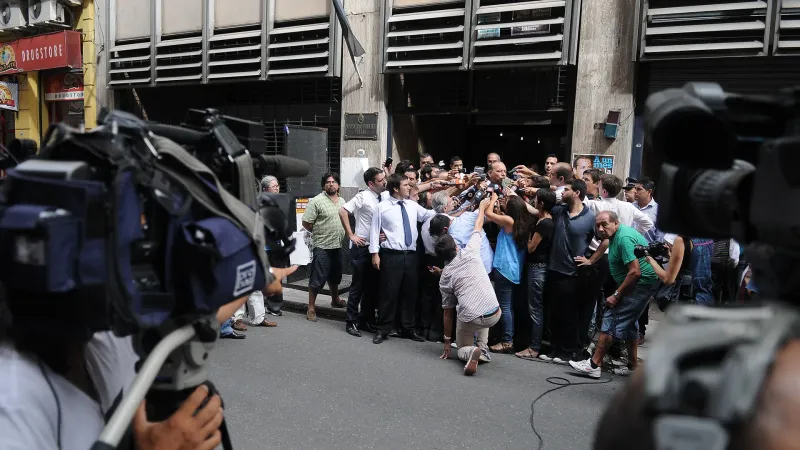 Fiscalía en la mira. La SIDE espiaba a la fiscal Viviana Fein mientras investigaba la muerte de Nisman. En la foto, los periodistas con Sergio Berni.