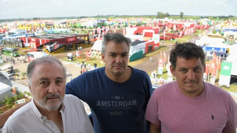 Carlos Odriozola, Leonel Arese y Leonardo Elgart, en el punto más alto de Expoagro.