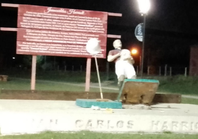 Vandalismo contra la escultura de Juan Carlos Harriott (h)