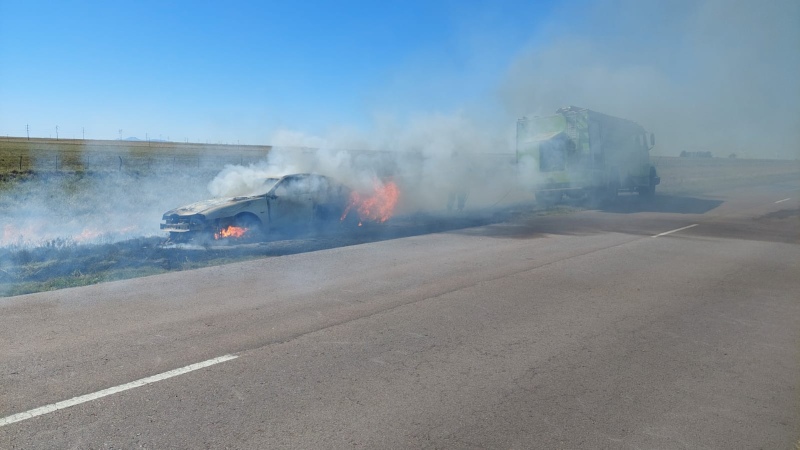 Un gran susto: se le incendió el auto mientras manejaba en la Ruta 3 cerca de los molinos eólicos