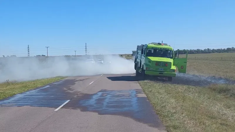 Un gran susto: se le incendió el auto mientras manejaba en la Ruta 3 cerca de los molinos eólicos