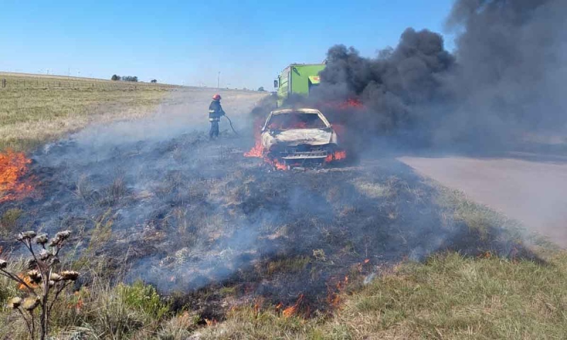 Un gran susto: se le incendió el auto mientras manejaba en la Ruta 3 cerca de los molinos eólicos